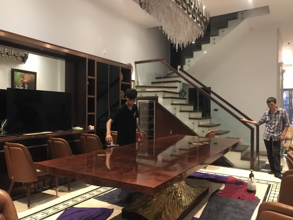 Phim dán mặt bàn