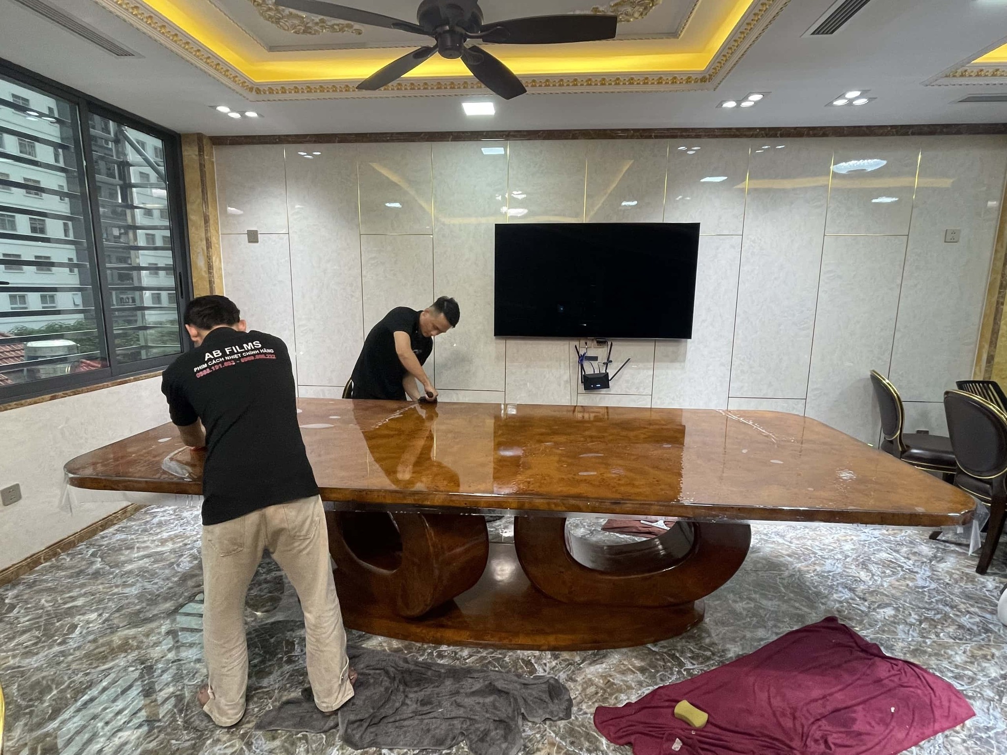 Dán phim bảo vệ bàn làm việc