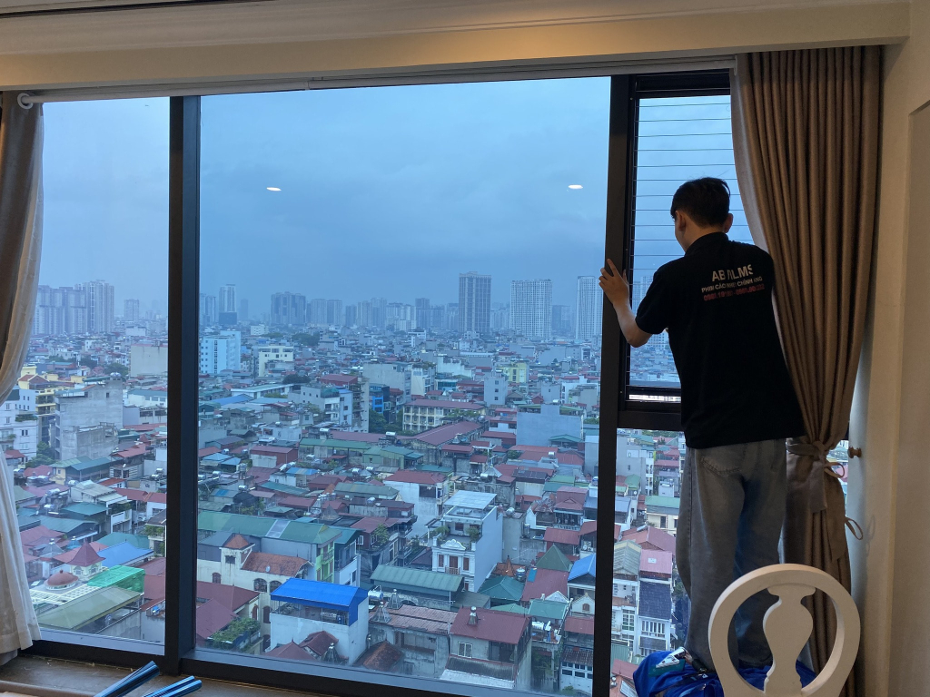 dán phim cách nhiệt cho cửa sổ chung cư