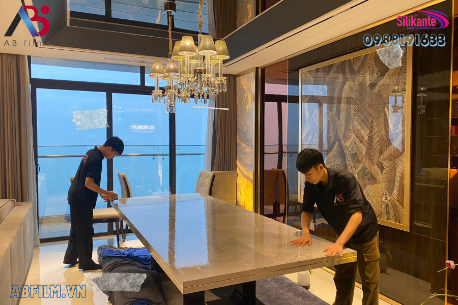 dán phim bảo vệ mặt bàn ăn