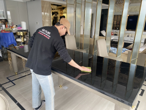 thi công dán phim bảo vệ bàn đá tại hoàng cầu