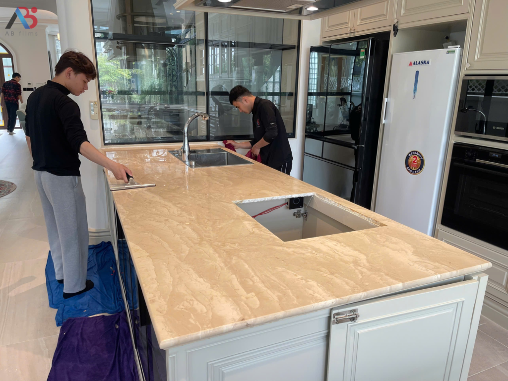 dán phim bảo vệ bề mặt đá bếp tại vinhome riverside